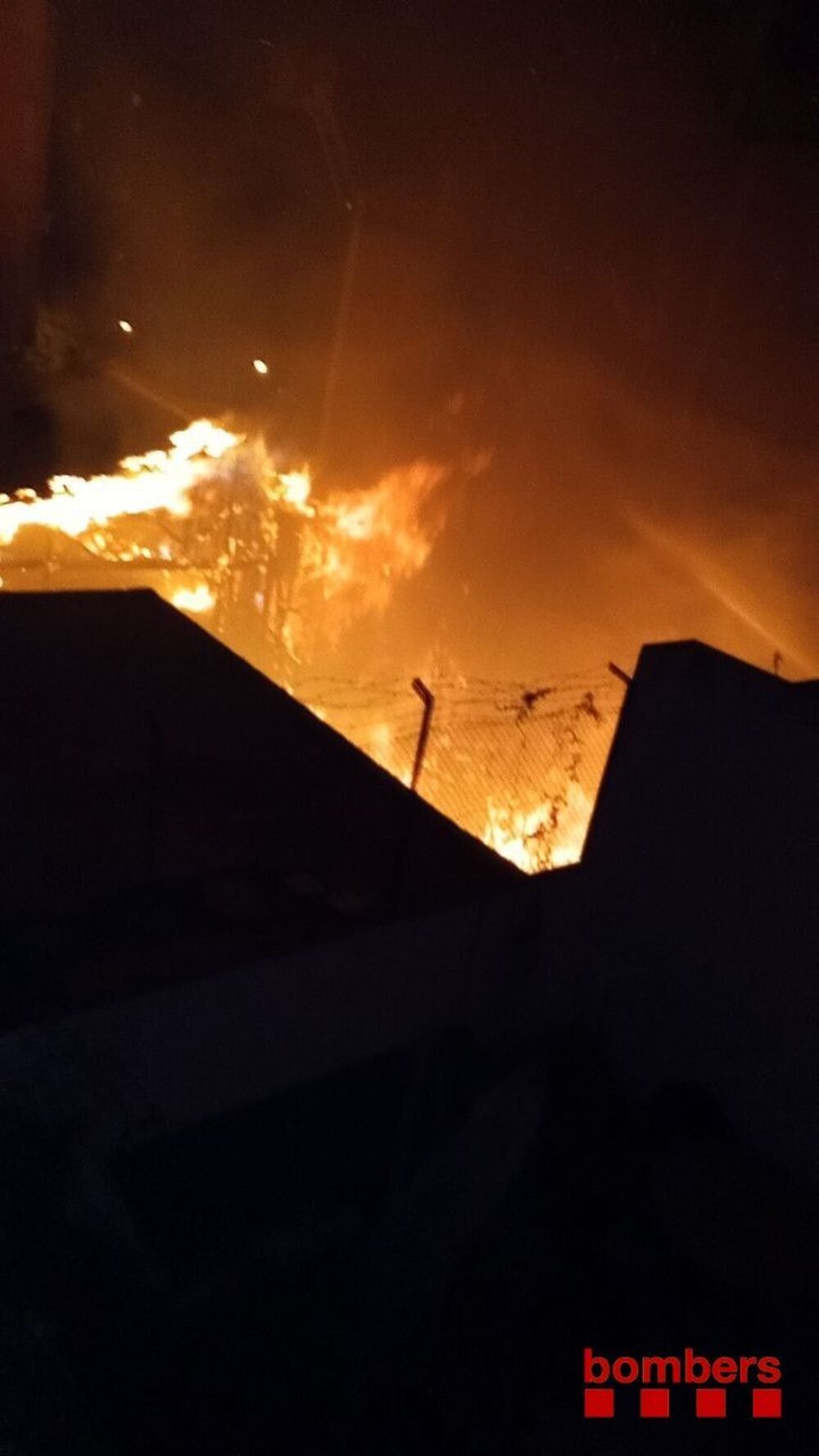 Cuatro heridos en un incendio en el centro de Barcelona