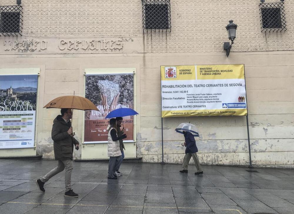 De las obras del Teatro Cervantes no hay más huella, de momento, que el cartel instalado junto a su fachada desde septiembre.