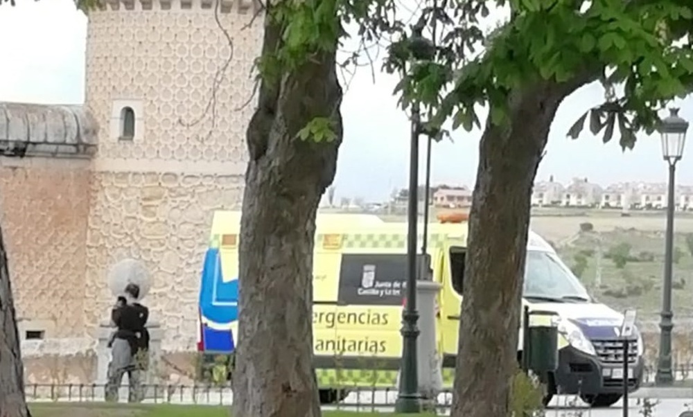 Ambulancia de Emergencias Sanitarias de Sacyl en el acceso a la fortaleza