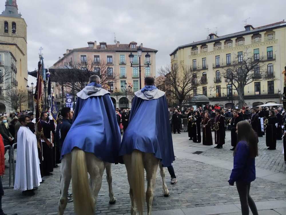 Heraldos a caballo anuncian el pregón en la Plaza Mayor