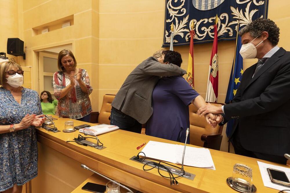 El portavoz del Grupo Socialista, Jesús García Zamora, abraza a Clara Luquero.