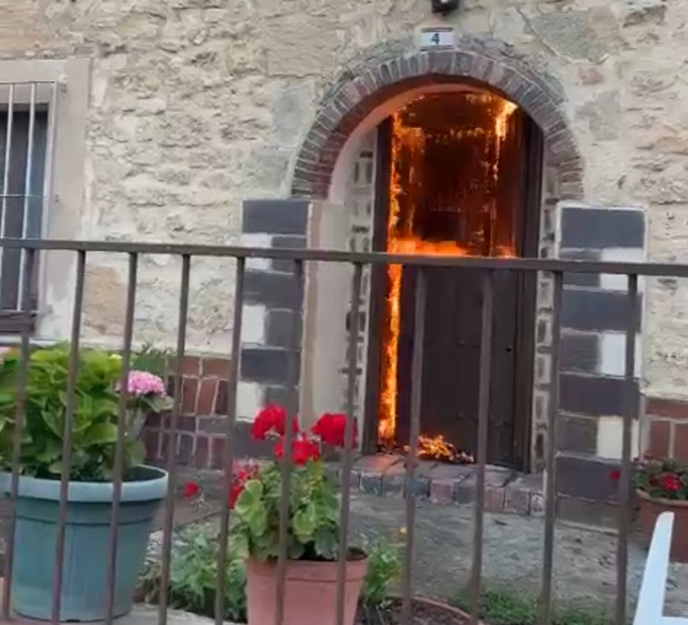 El fuego arrasa una casa y dos cuadras en Torre Val (vídeo)