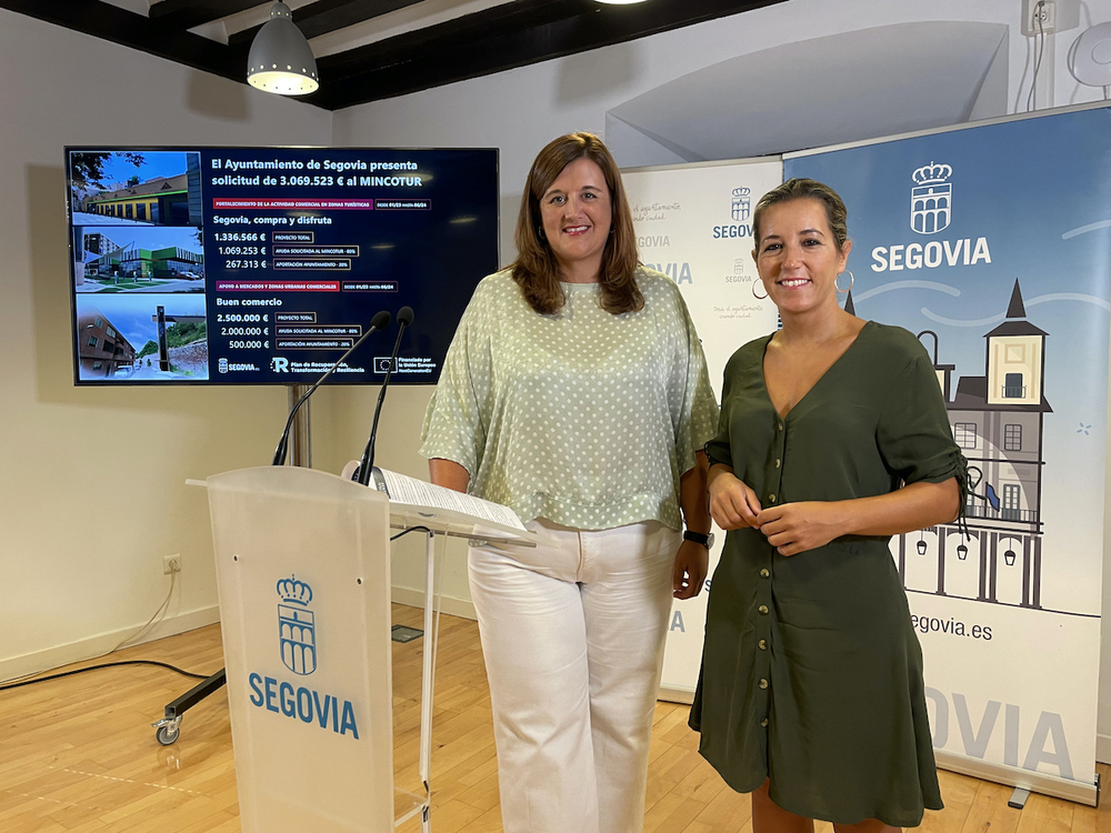 La alcaldesa de Segovia, Clara Martín, y la concejala de Consumo, Ana Peñalosa, en una imagen tomada el 4 de agosto, cuando presentaron los proyectos de reforma de los mercados y otras actuaciones de cara a la petición de fondos UE.