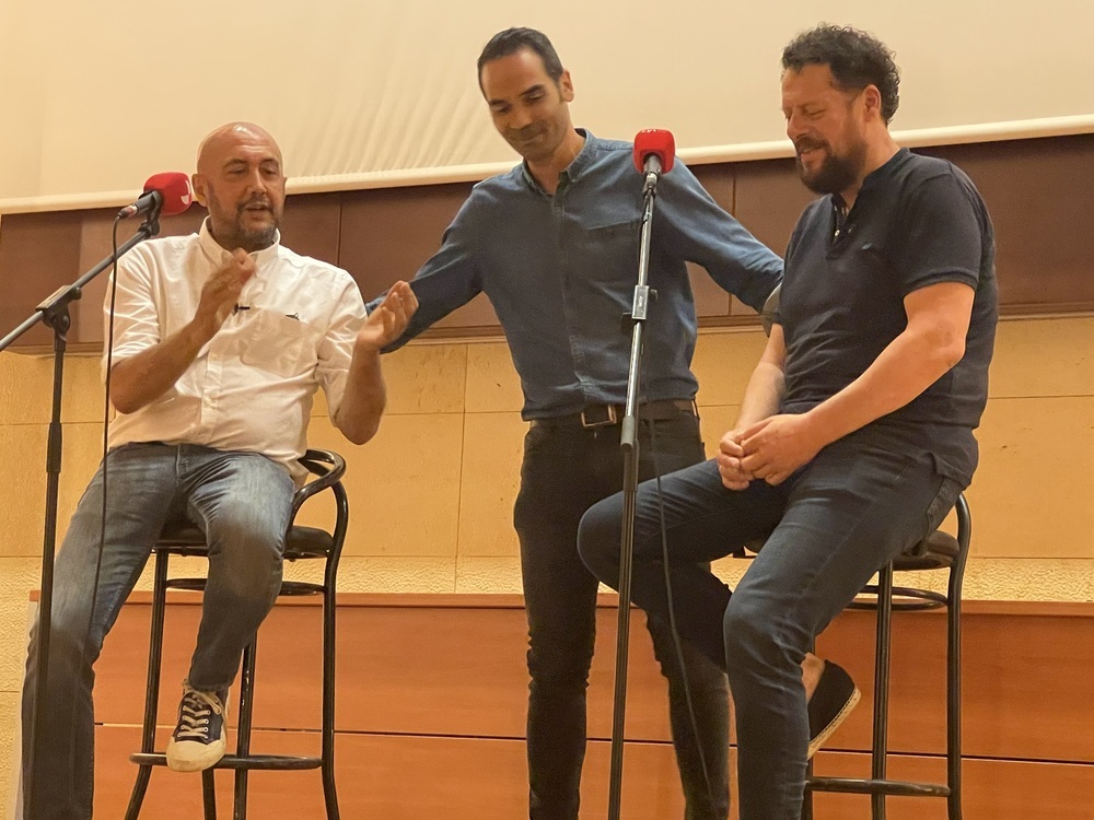 Juanjo Fernández, director de La8, en el centro, junto a Alberto Guerrero y Eduardo Juárez