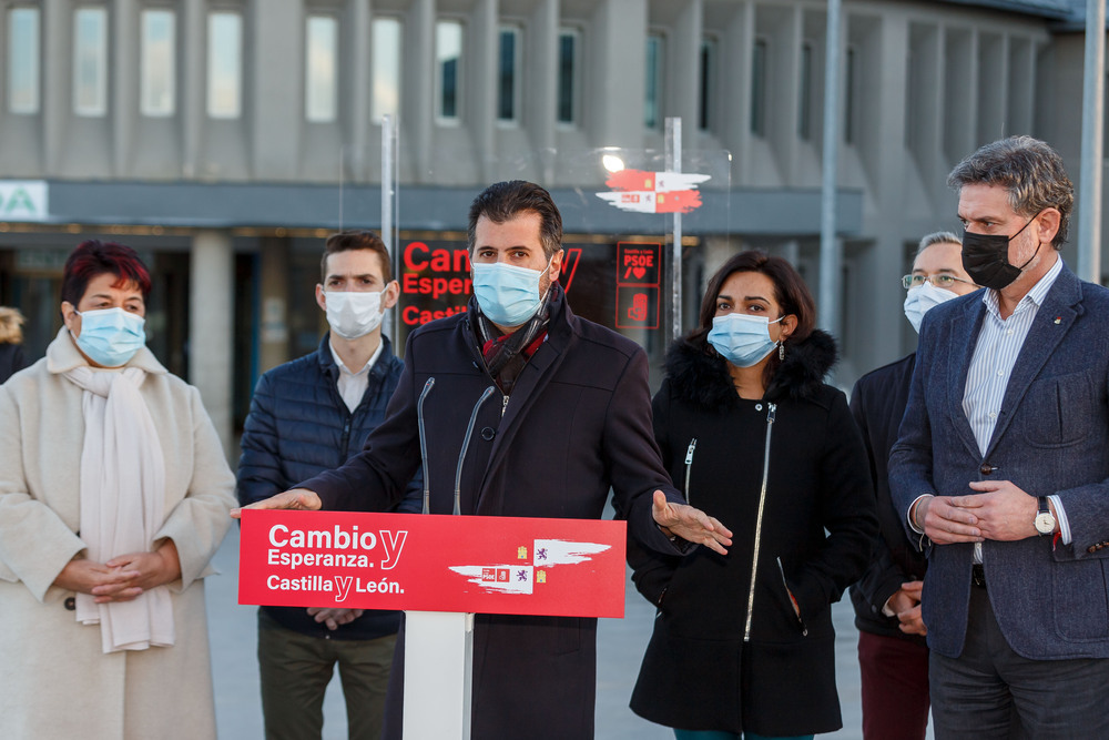 Tudanca, acompañado por la alcaldesa de Segovia y miembros de la candidatura del PSOE de Segovia, durante sus declaraciones junto al hospital.