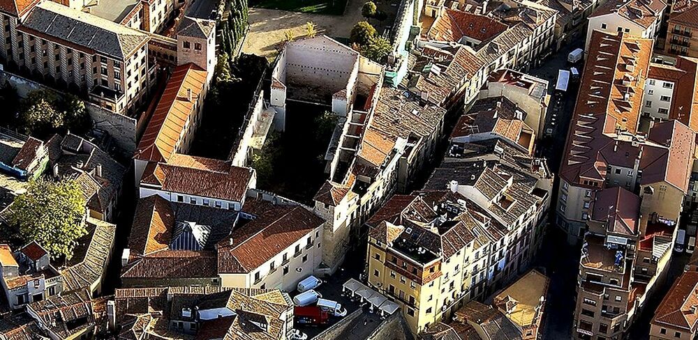 Vista aérea del casco histórico de Segovia. El inmueble al descubierto es lo que queda del Teatro Cervantes, al que se debe acceder para las obras por la parcela superior colindante, correspondiente a la huerta del Seminario, propiedad del Obispado.