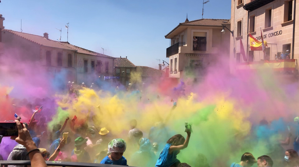 Explosión de color con el vermú ‘holi’ de Cantalejo (vídeo)