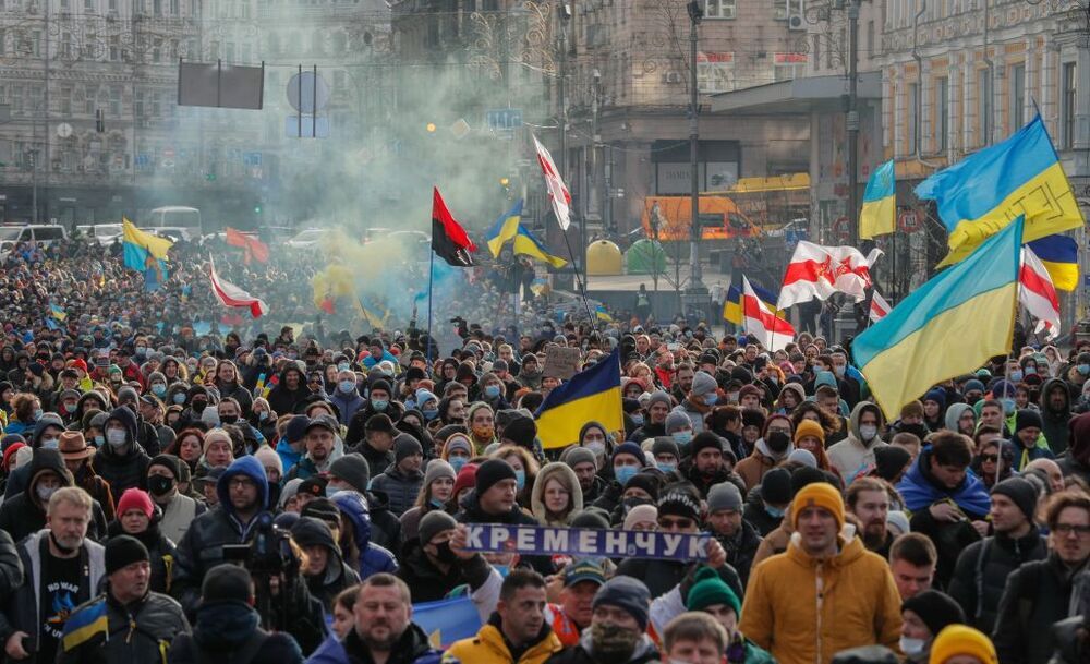 Miles de ucranianos marchan por el 'no a la guerra'
