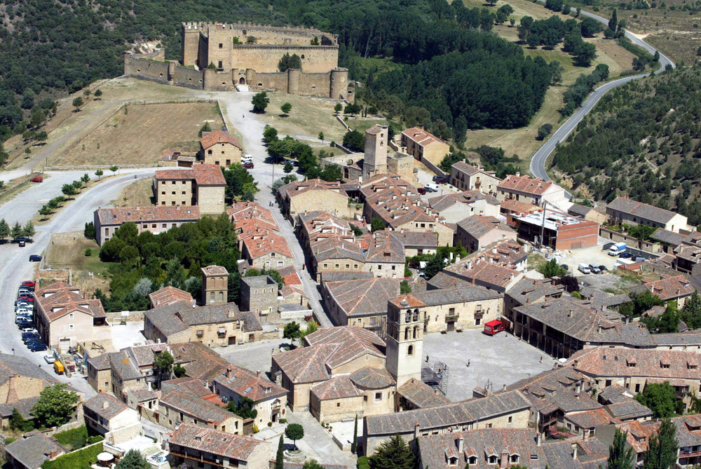 Vista aérea de Pedraza con el Castillo al fondo