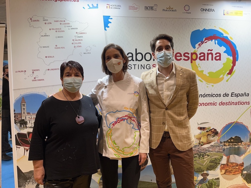 La alcaldesa, Clara Luquero, y el concejal de Turismo, Miguel Merino, con la ministra de Turismo, Reyes Maroto.