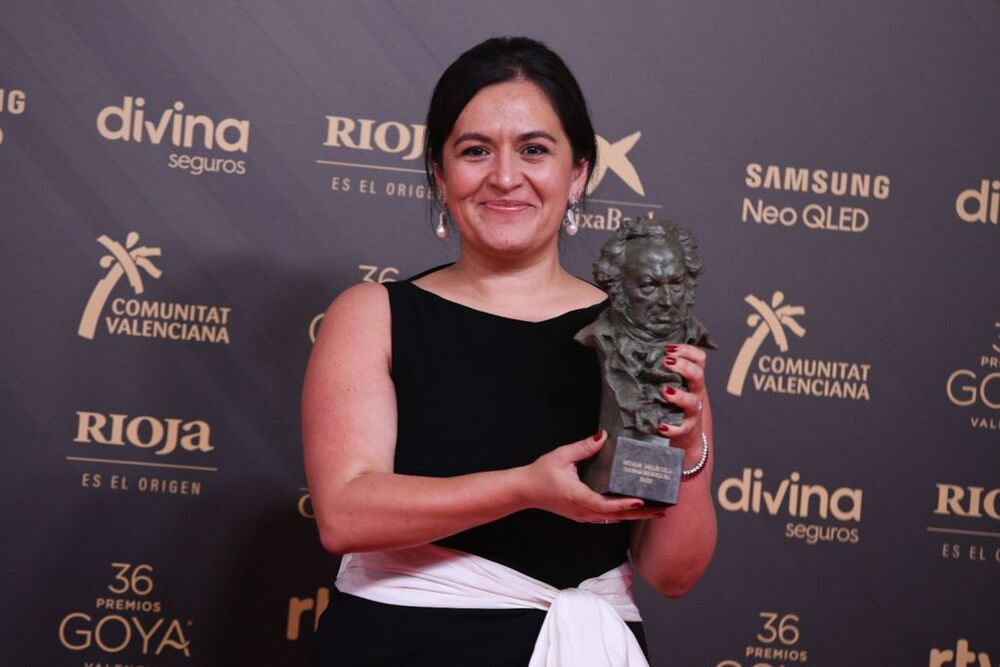 La productora chilena Alexandra Galvis posa con su Goya a la Mejor película iberoamericana por 'La Cordillera de los Sueños'   / JORGE GIL