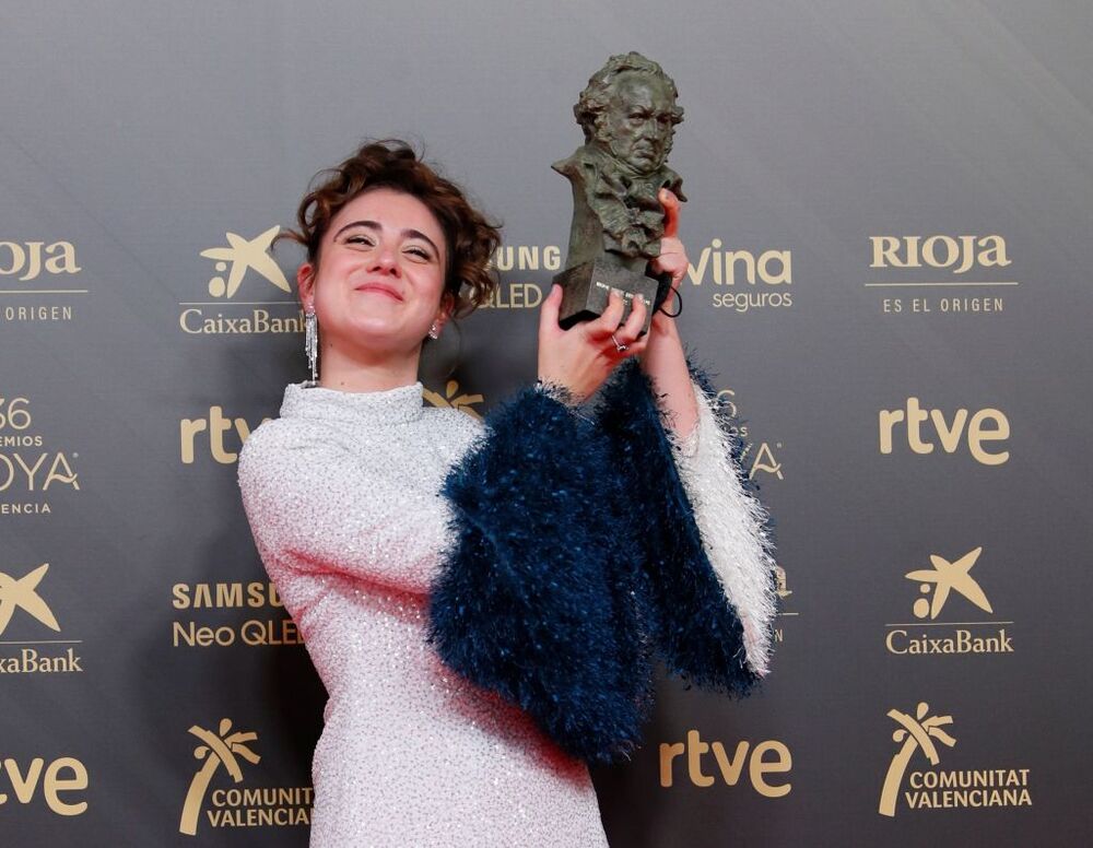 La actriz María Cerezuela posa con el Goya a la Actriz Revelación, por su trabajo en 'Maixabel'  / BIEL ALINO