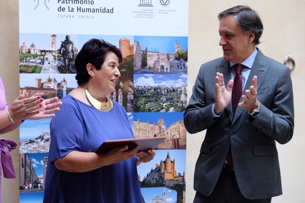 Luquero recibe la placa de manos del alcalde de Salamanca