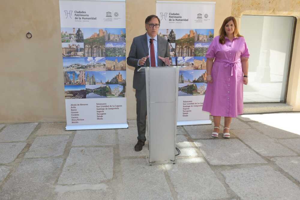 El alcalde de Salamanca y presidente del grupo, Carlos Manuel García,  junto a la alcaldesa de Segovia y vicepresidenta, Clara Martín, durante la rueda de prensa 