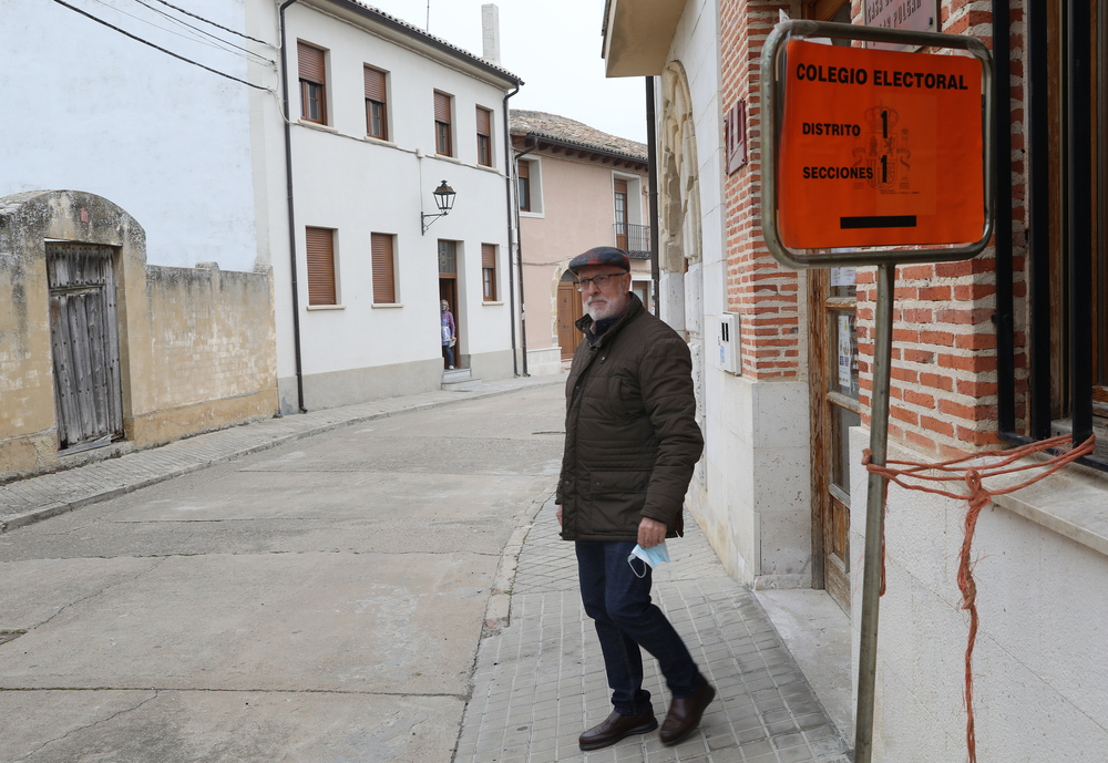 Votante de la localidad de Frómista (Palencia) sale el colegio electoral instaladado en la casa de Cultura Pilar Pulgar.