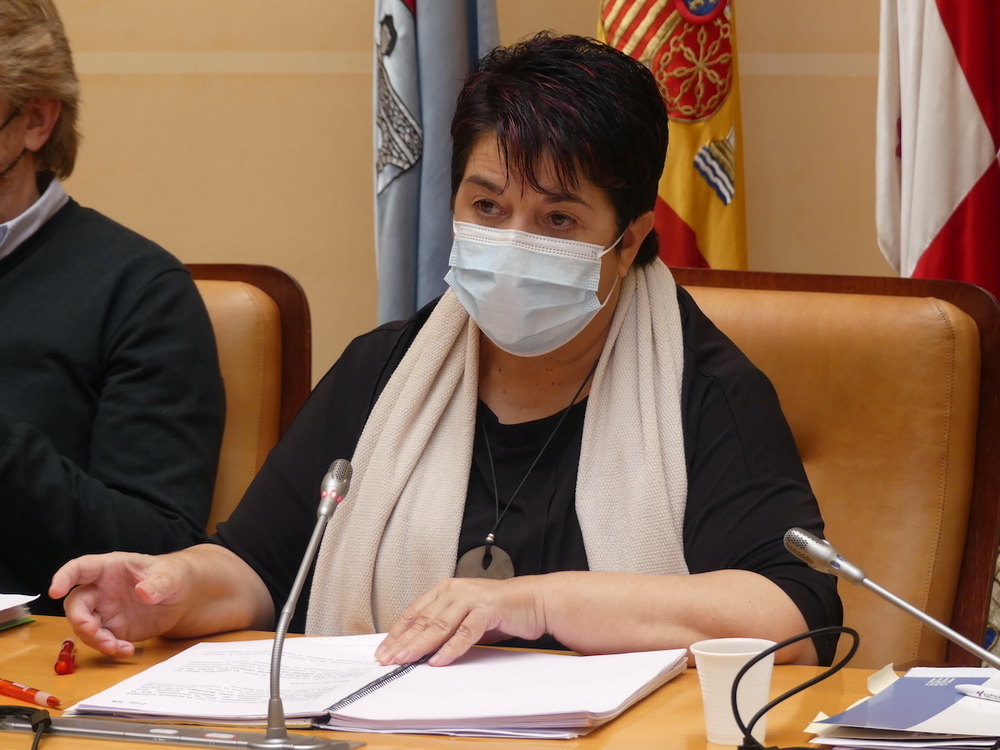 La alcaldesa de Segovia, Clara Luquero, durante el pleno de este viernes.