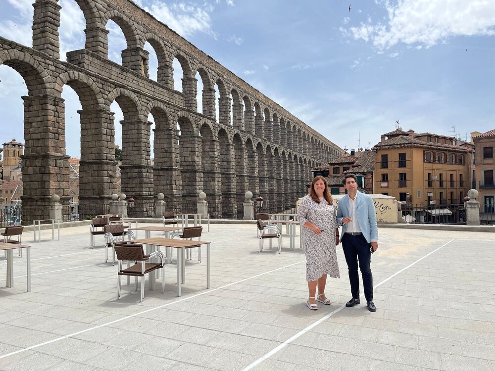 La alcaldesa de Segovia, Clara Martín, y el concejal de Turismo, Miguel Merino, durante la visita que hicieron a la plaza de Santa Columna el pasado mes de junio, al finalizar las obras.