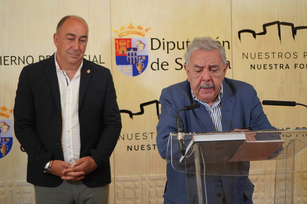 Merino de Cáceres, en primer plano, junto al presidente de la Diputación, Miguel Ángel de Vicente