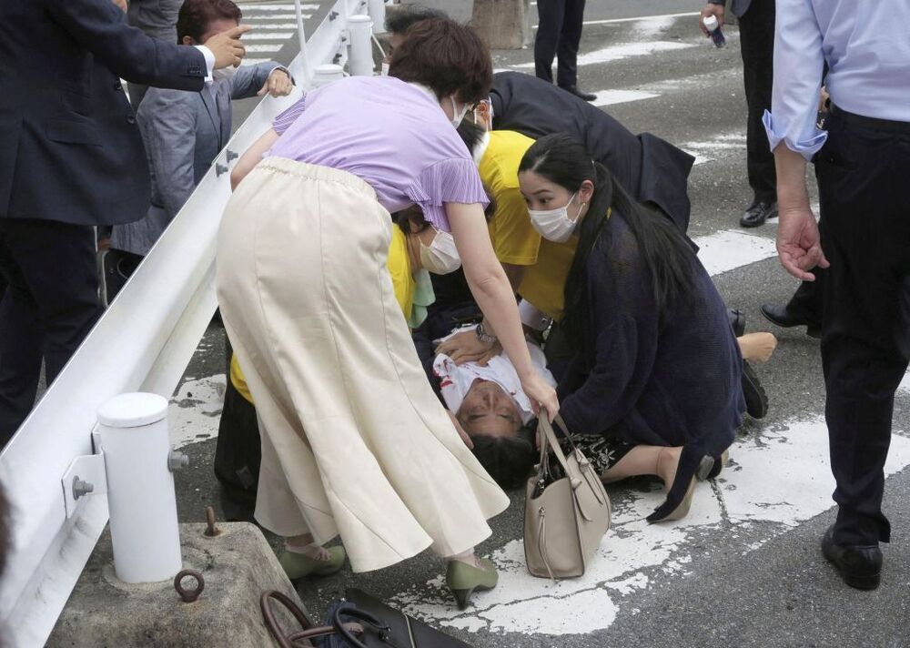 El exprimer ministro de Japón Shinzo Abe herido por un disparo