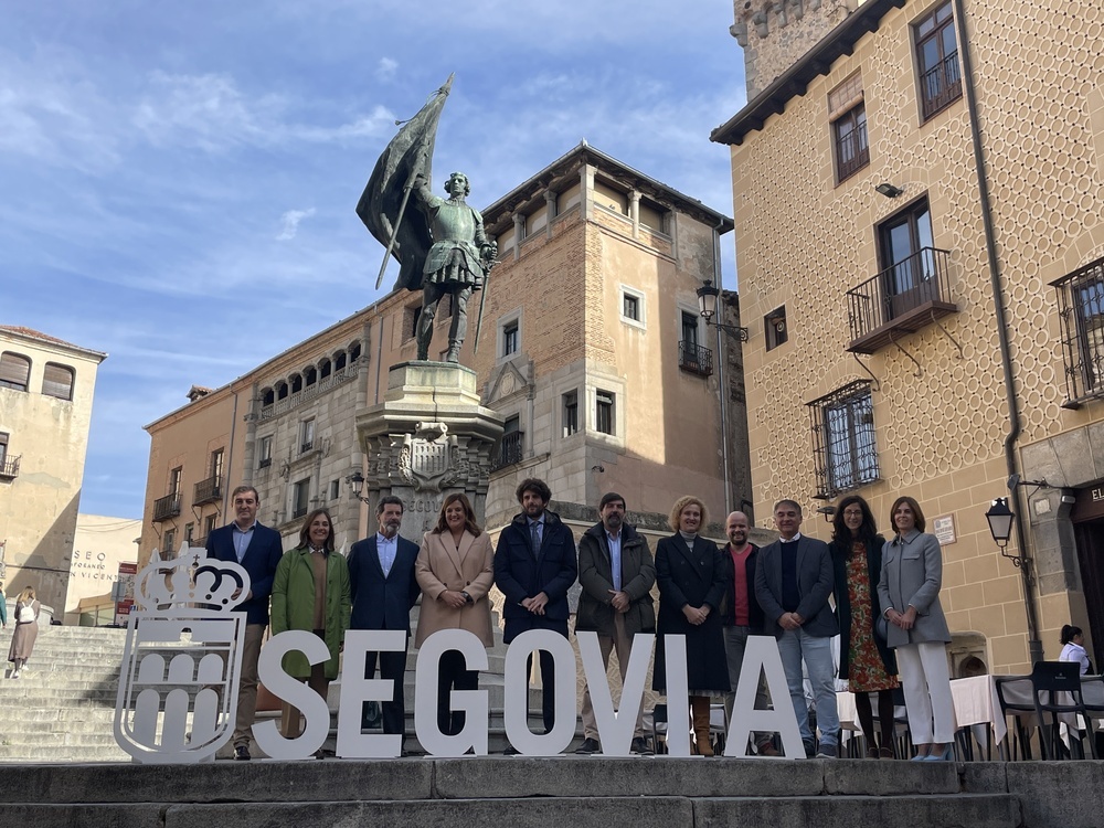 La alcaldesa, acompañada por algunos representantes del tejido socioeconómico de la ciudad, el día que se presentó la candidatura de Segovia para ser sede de la Agencia de Inteligencia Artificial.