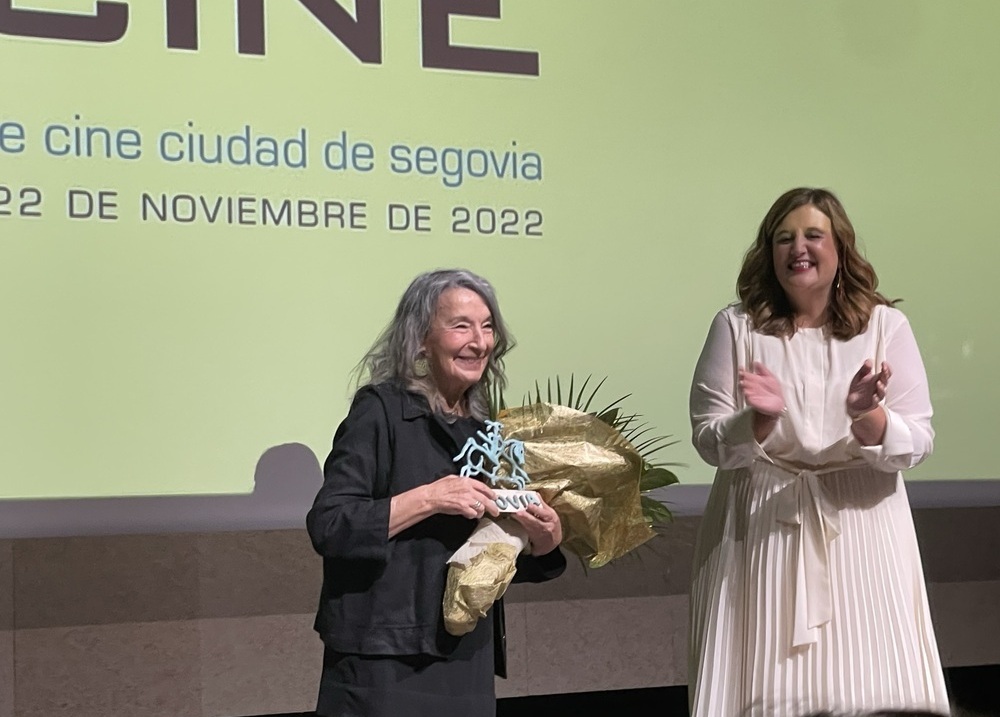 La actriz tras recibir el 'As de Segovia' de manos de la alcaldesa, Clara Martín
