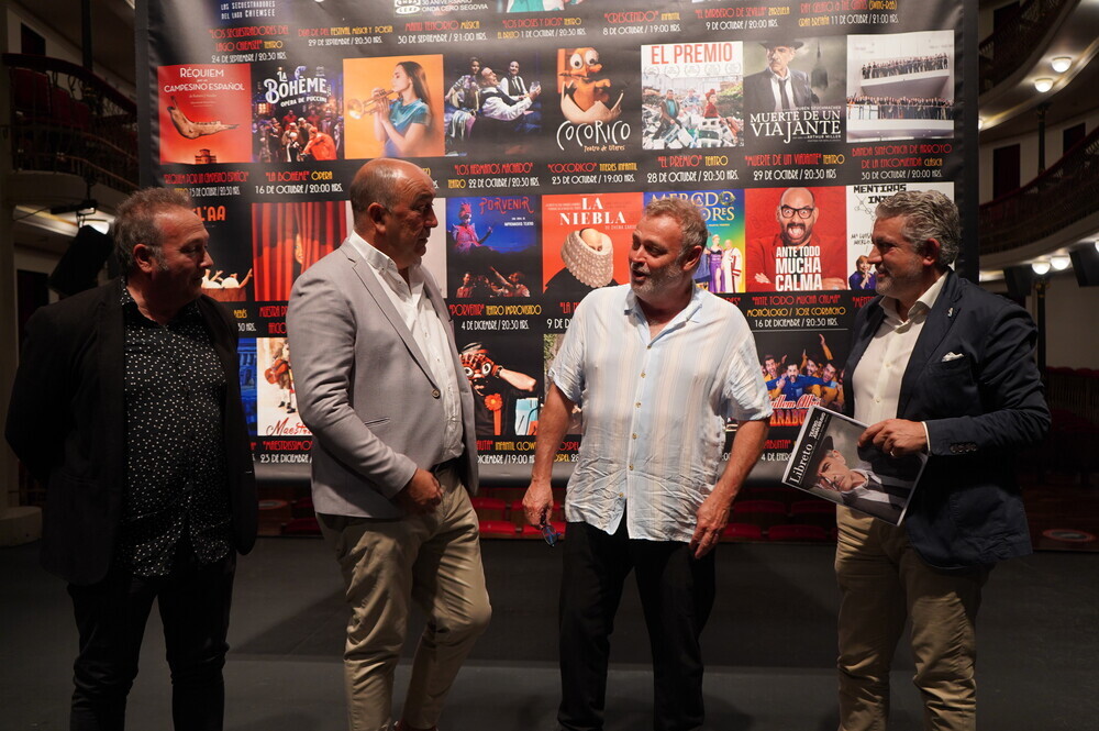 Presentación de la nueva programación del teatro Juan Bravo, con el actor Pablo Carbonell (segundo por la derecha).