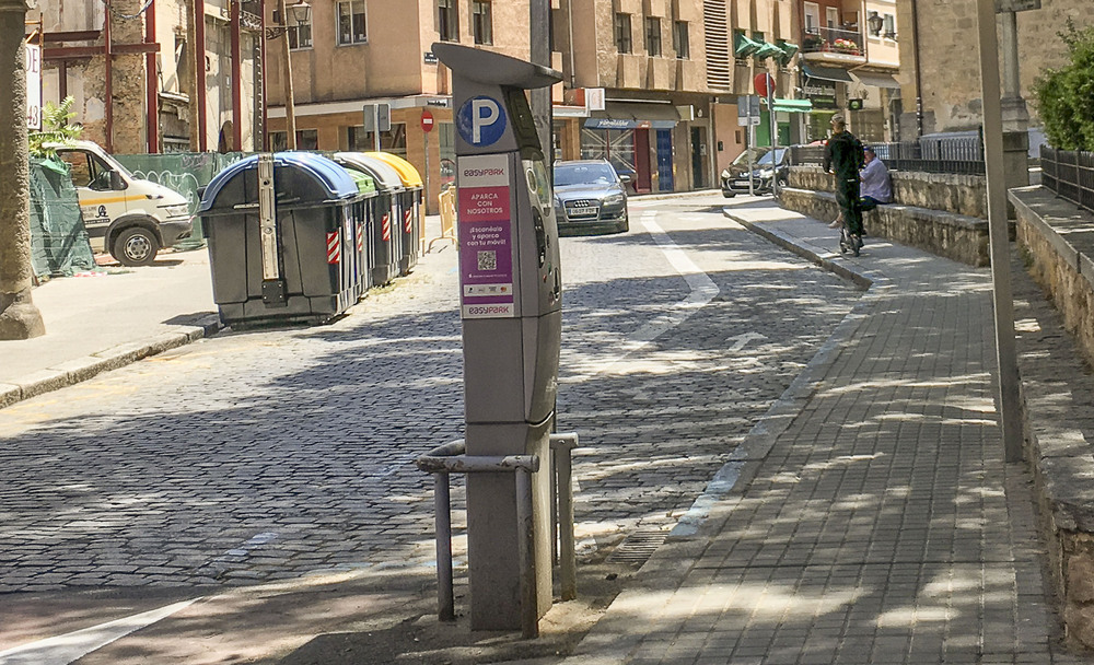 Un usuario de VMP circula por la acera, prescindiendo del controvertido carril bici de Santa Eulalia y Blanca de Silos.