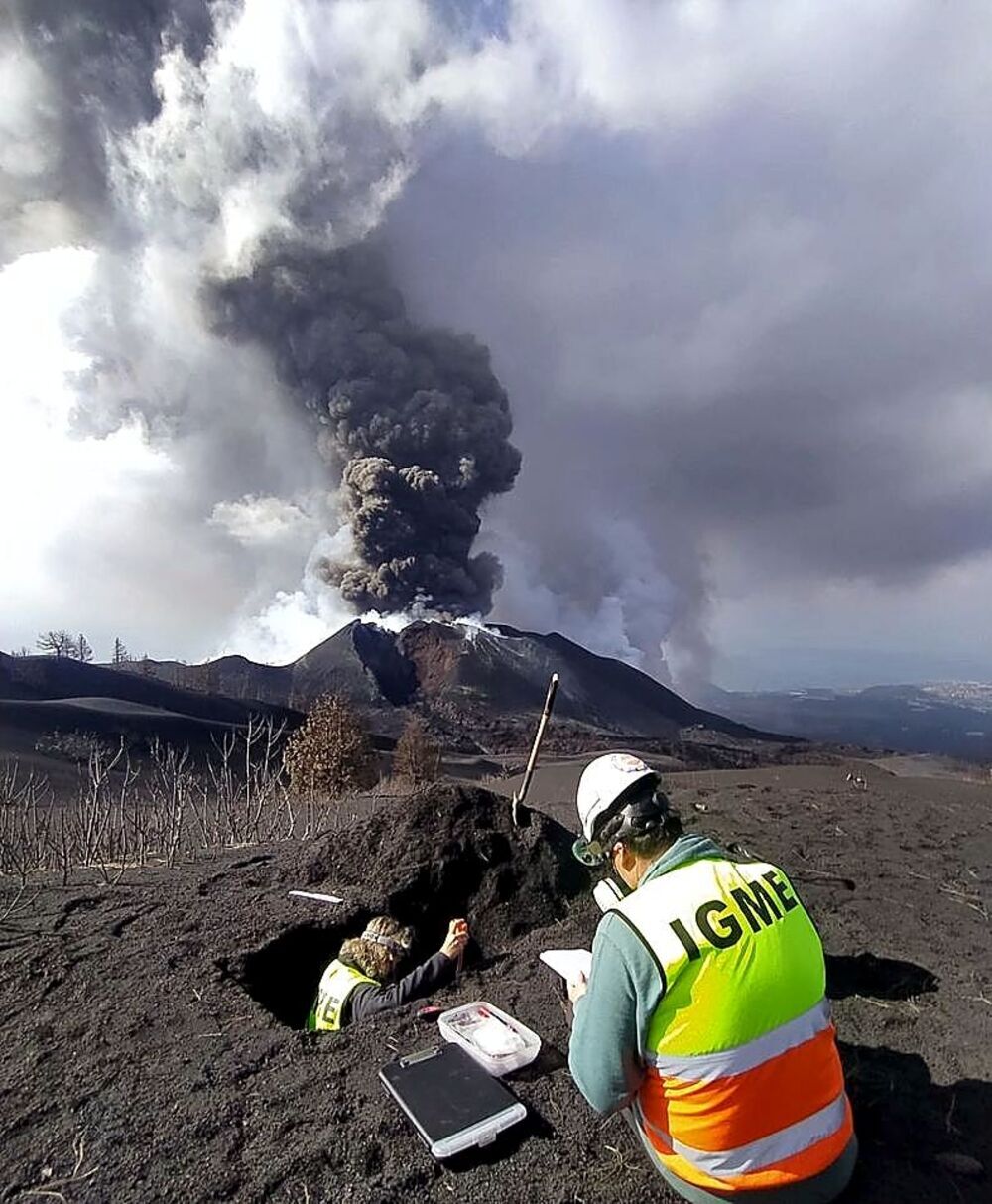 Juana Vegas y Andrés Díez trabajando con el fondo del volcán en plena explosión un día antes del cese de la erupción