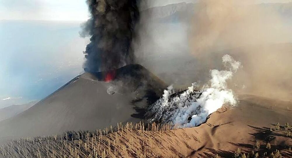 Imagen del volcán realizada desde el dron por Carlos Lorenzo