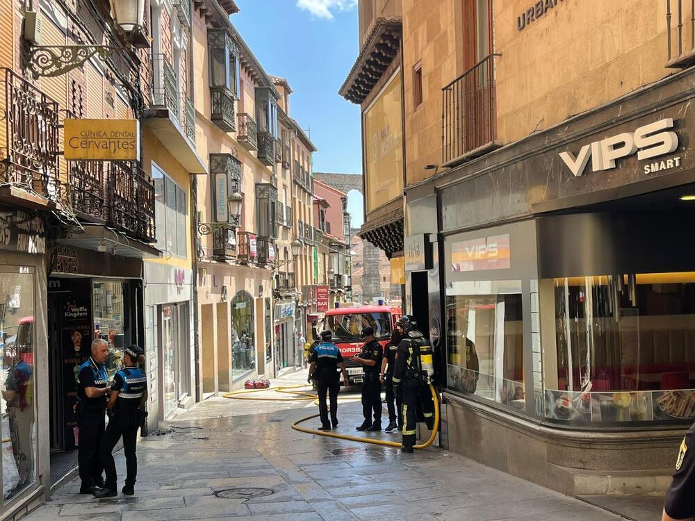 Un cuadro eléctrico provoca explosiones en la Calle Real