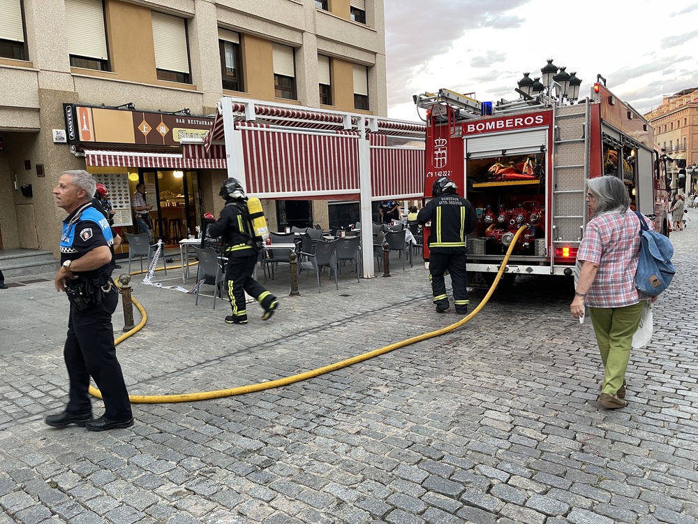 Un fuego en la cocina de un restaurante hace desalojar un edificio en la Avenida del Acueducto