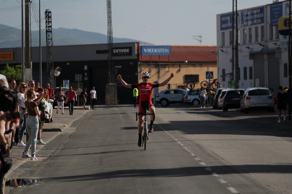 Teodoro Molina gana la Vuelta a los Pinares Segovianos
