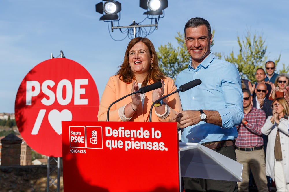 La alcaldesa y candidata del PSOE a la reelección, Clara Martín, con Pedro Sánchez, en el mitin que ofrecieron el lunes en el jardín de los Zuloaga.