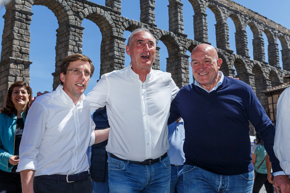 El candidato del PP a la Alcaldía de Segovia, José Mazarías, con Martínez-Almeida y el candidato por Valladolid, Jesús Julio Carnero, en la visita del Sábado Santo.