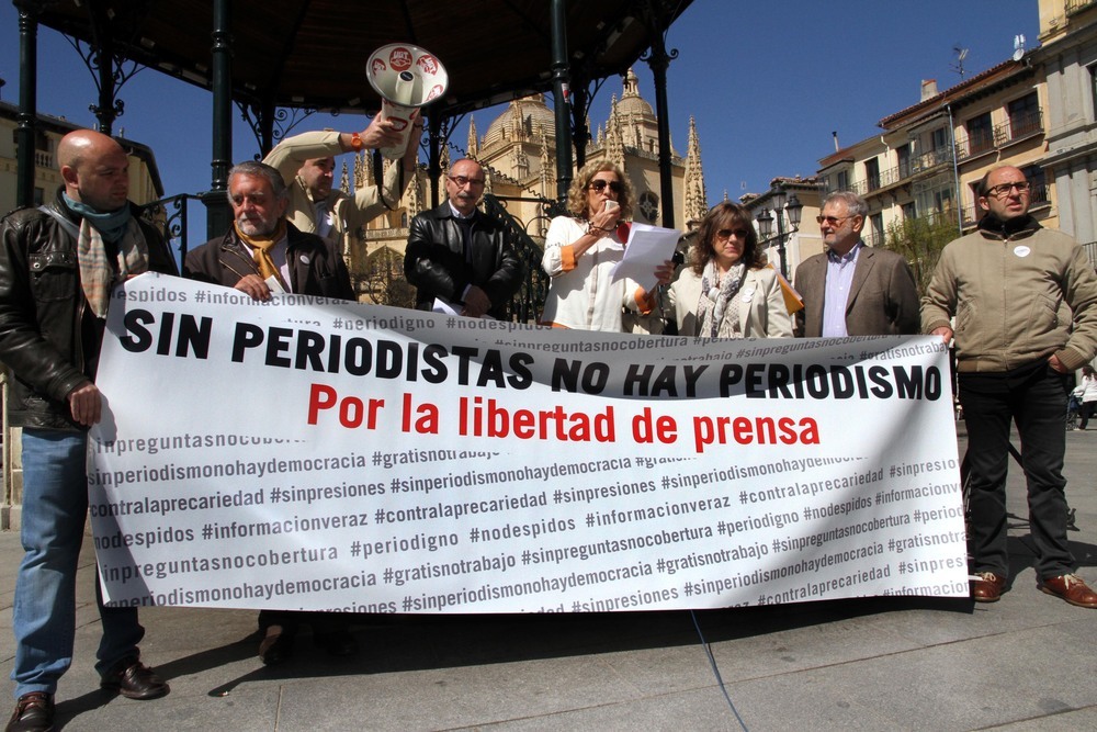 Aurelio Martín (segundo por la izquierda), con Alfredo Matesanz (centro) y otros compañeros, en una concentración por la libertad de prensa celebrada en mayo de 2013. 