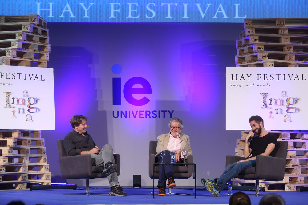 Charla en el Hay Festival entre el presentador y cómico David Broncano, el periodista Javier del Pino y Aurelio Martín, durante la edición de 2018.