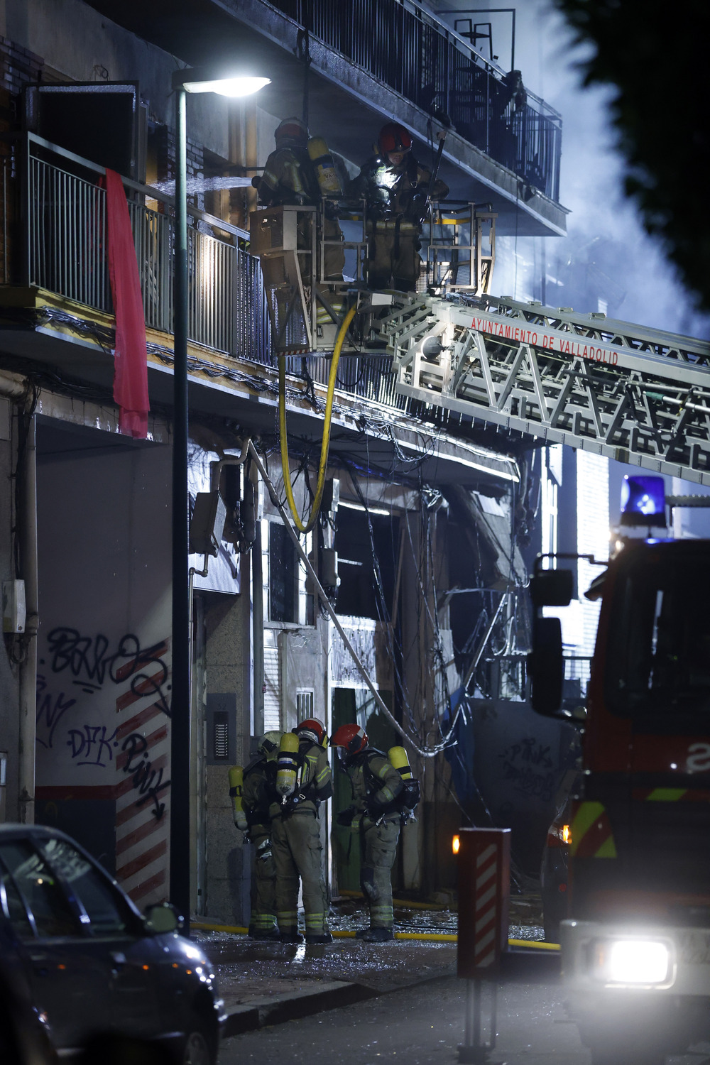 Una explosión de gas incendia un bloque de viviendas en Valladolid  / AGENCIAS