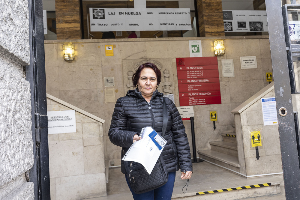 Marisela Arroyo, este martes a la puerta del Palacio de Justicia tras jurar la nacionalidad española.