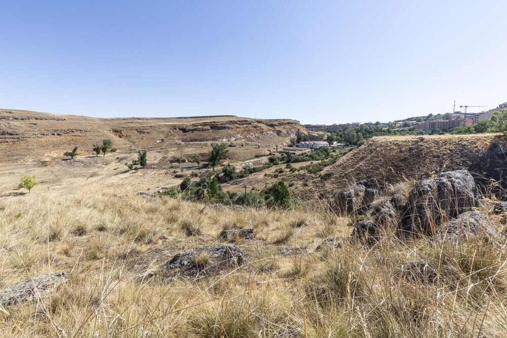 Terrenos del valle de Tejadilla. La obra del colector requerirá la expropiación de alrededor de 30.000 m2.