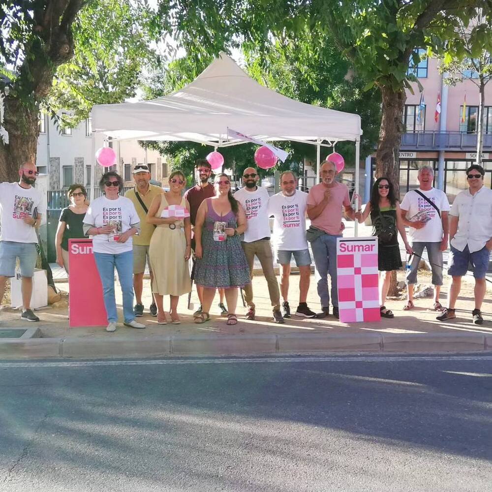 Miembros de la candidatura de Sumar, en una carpa informativa instalada el pasado martes en Palazuelos de Eresma.