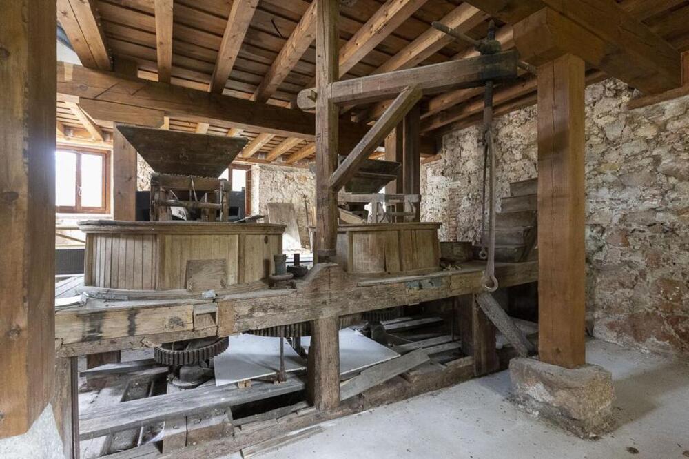 Sala de molienda, con maquinaria de madera en uso hasta bien entrado el siglo XX. 