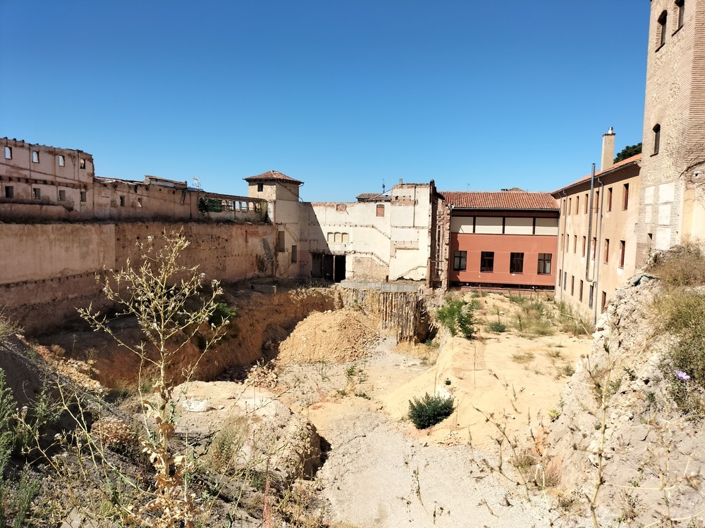 Excavación en las obras de rehabilitación del Teatro Cervantes, paralizadas desde diciembre.