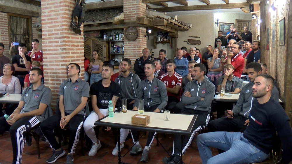 Los jugadores del Turégano siguen por televisión el sorteo de la Copa del Rey, el pasado 17 de octubre.
