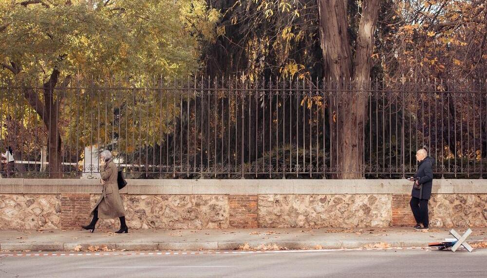 Dos personas ancianas caminando, en Madrid