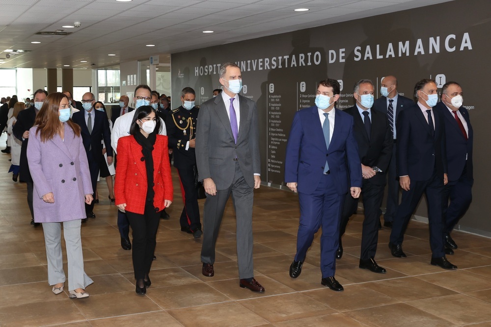 El Rey, Mañueco, la ministra Darias y otras autoridades en la visita al Hospital.