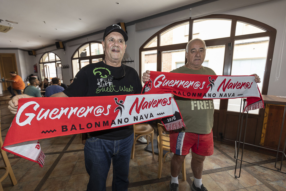 Los aficionados Rafael Ochandiano y Gabriel Garzón posan con las bufandas del Nava en el bar Punto de Encuentro, el pasado martes.
