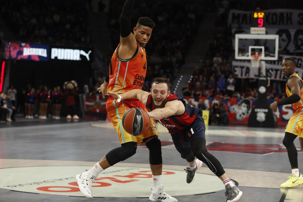 Hommes y Thompson afianzan al Cazoo Baskonia en 'Playoffs'