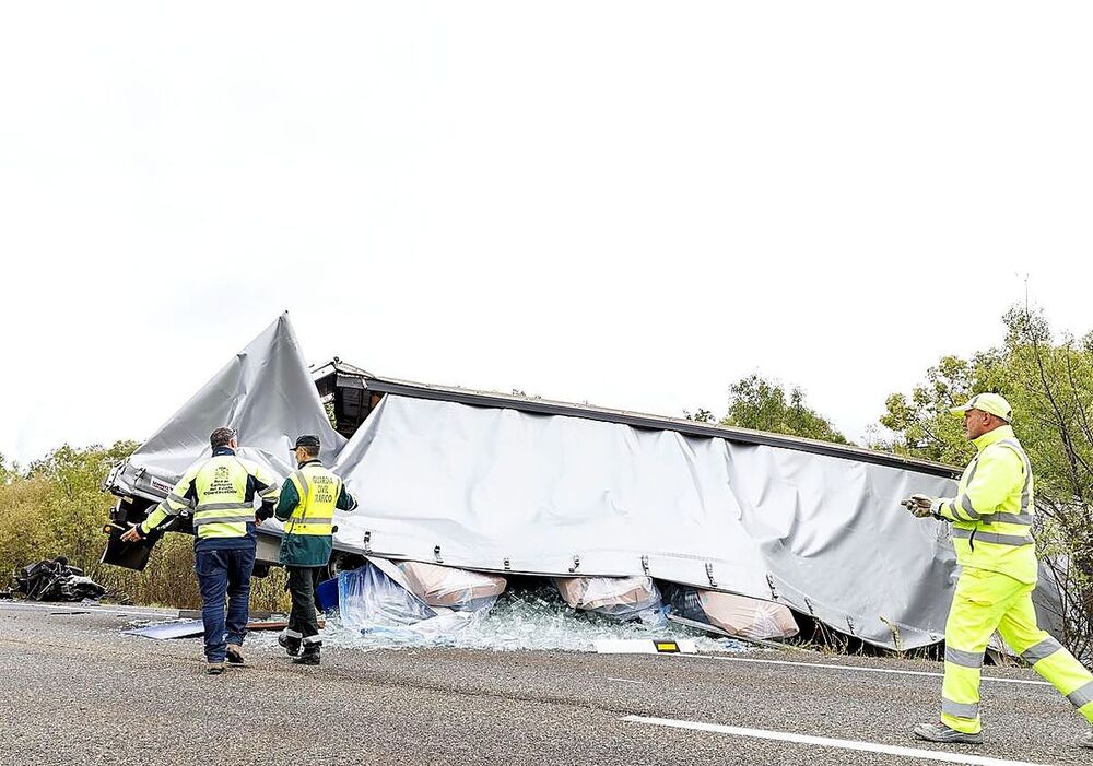 Estado en el que quedaron los vehículos tras el siniestro mortal ocurrido ayer en Segovia.