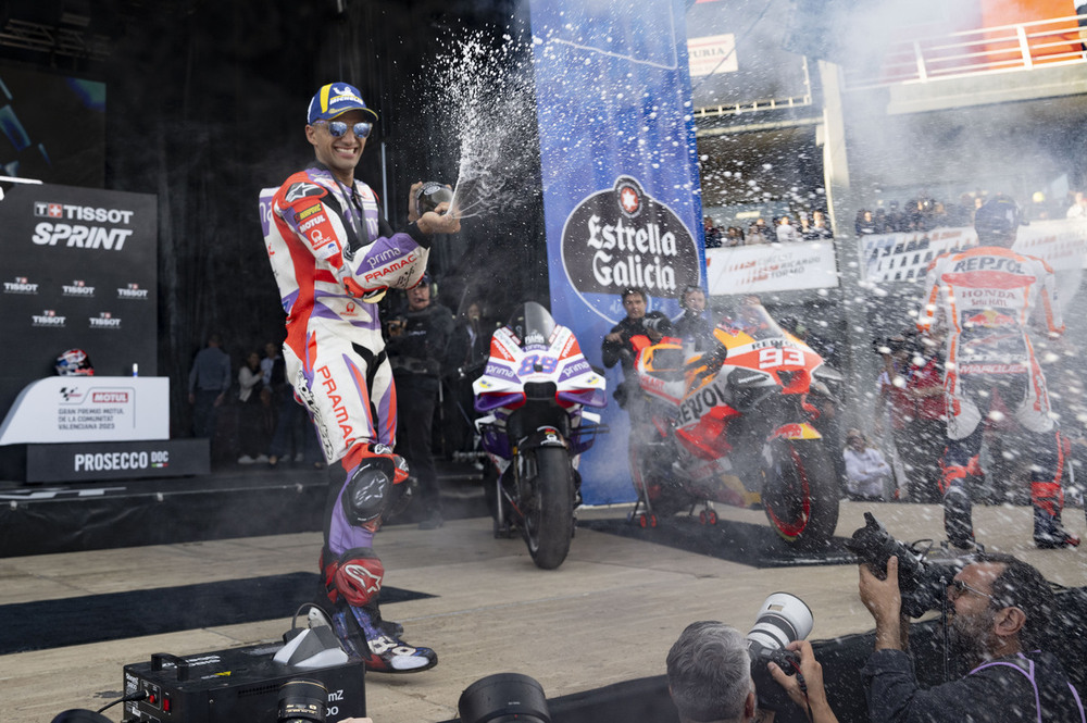 Jorge Martín celebra su victoria en la ‘Carrera Sprint’ del circuito Ricardo Tormo.