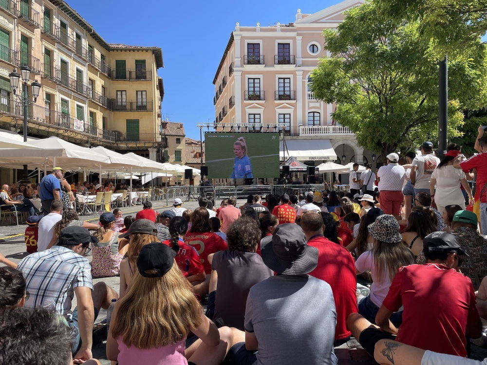 Segovia celebra el triunfo de la Selección en pantalla gigante